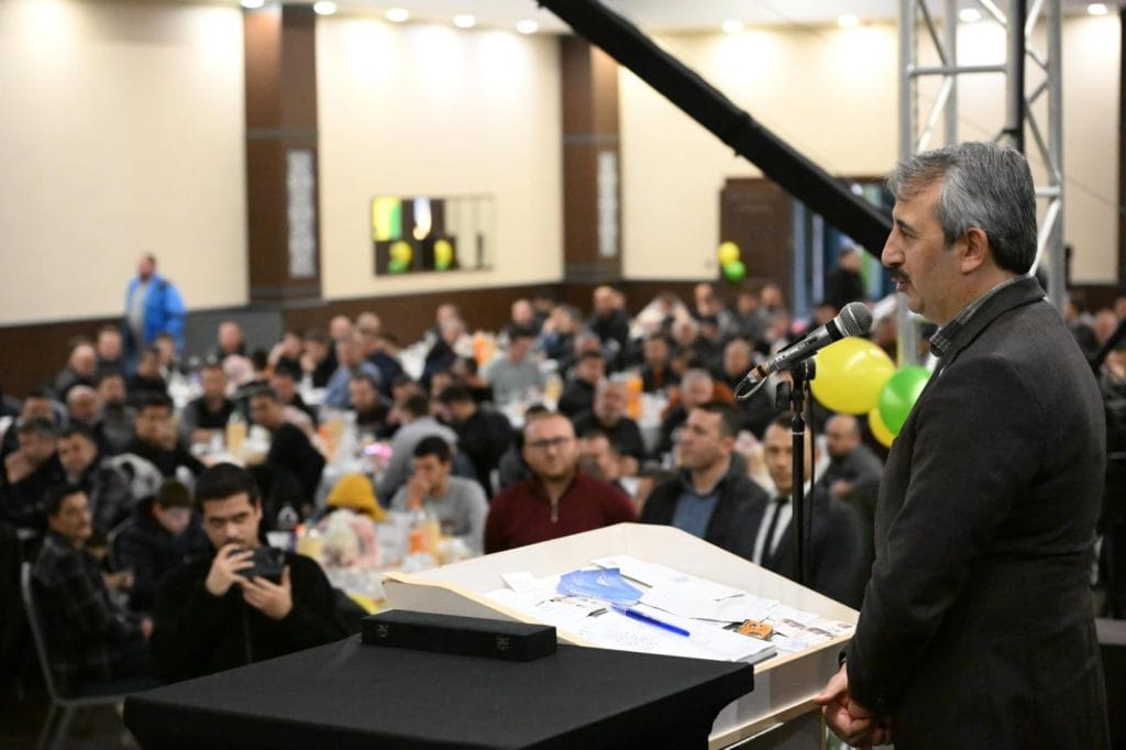 Edirne Valisi Yunus Sezer, 12. Osmanlıspor Yardımlaşma Programı’na katıldı. Programda kulübün lig durumu ve vatandaşlarla buluşma anları ön plana çıktı.