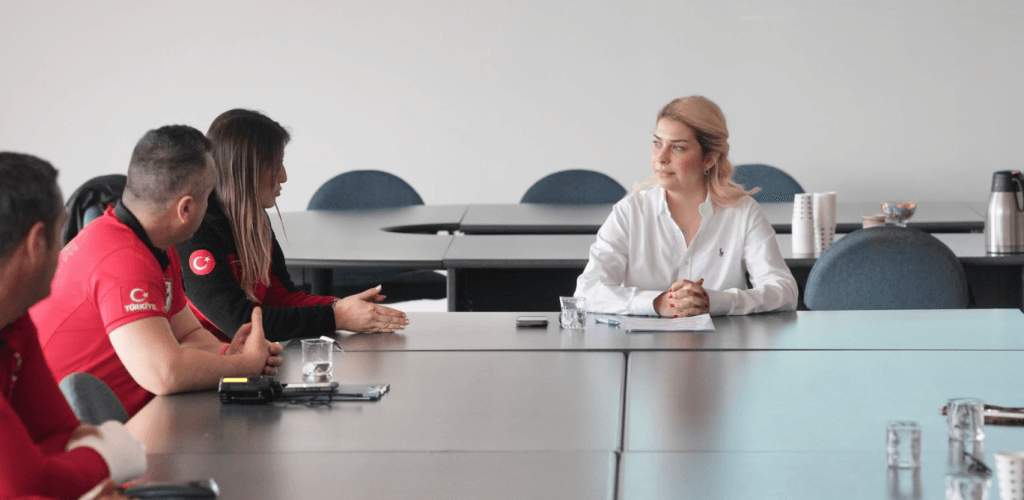 Arama kurtarma personelinin afetzedelere yönelik psikolojik ilk yardım tekniklerini ve doğru yaklaşım modellerini öğrendiği saha uygulaması.