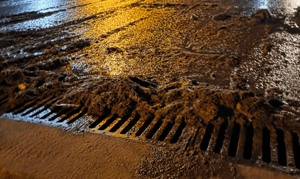 Beylik Mahallesi Akören Yolu üzerinde 6 saat süren yoğun temizlik operasyonundan bir kare