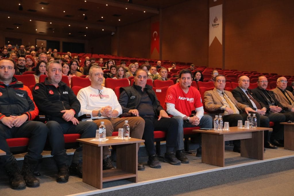 Edirne Belediyesi, AKUT VAKFI ile gerçekleştirdiği Temel Afet Farkındalık Eğitimi ile kenti afetlere hazırlıyor. Uzman isimlerin katıldığı eğitimin tüm detayları haberimizde.