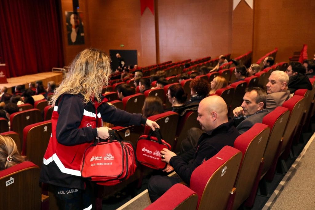 Edirne Belediyesi, AKUT VAKFI ile gerçekleştirdiği Temel Afet Farkındalık Eğitimi ile kenti afetlere hazırlıyor. Uzman isimlerin katıldığı eğitimin tüm detayları haberimizde.