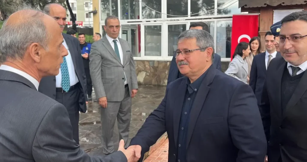 Ayvacık İlçe Protokolü, hükümlülerin rehabilitasyon sürecinde ortaya koyduğu sanatsal çalışmaları yerinde değerlendiriyor.