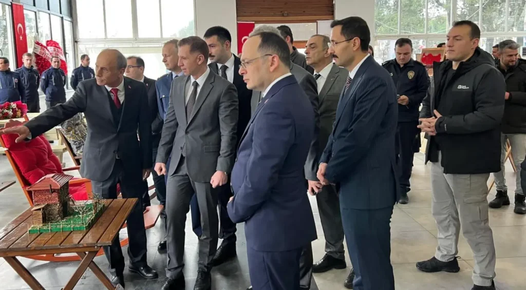 Ayvacık Kaymakamı Mustafa Karali ve Çanakkale Cumhuriyet Başsavcısı Özkan Gürdoğan açılış kurdelesini keserken.