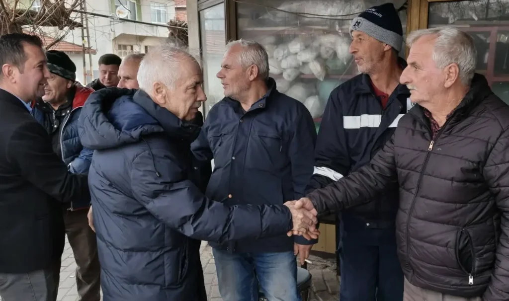 Belediye başkanlarının Küplü beldesinde esnafı ziyaret ederek Katılımcı Yönetim Anlayışı kapsamında talepleri dinlediği anlar.