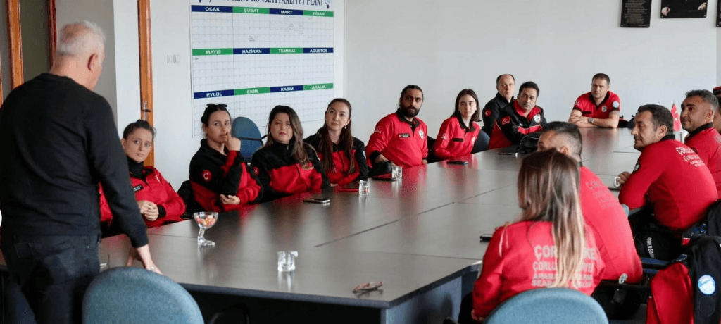Uzman Klinik Psikolog Binnur Albayrak ve Dr. Ahmet Etkar’ın Çorlu Belediyesi personeline yönelik travma ile başa çıkma eğitimi sonrası ekip ile fotoğrafı.