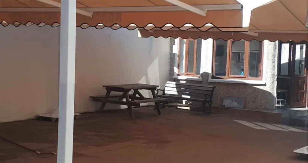 Olumsuz hava şartlarından zarar gören Alaybey Camii önündeki tentenin belediye teknik ekiplerince montaj ve yenileme süreci.