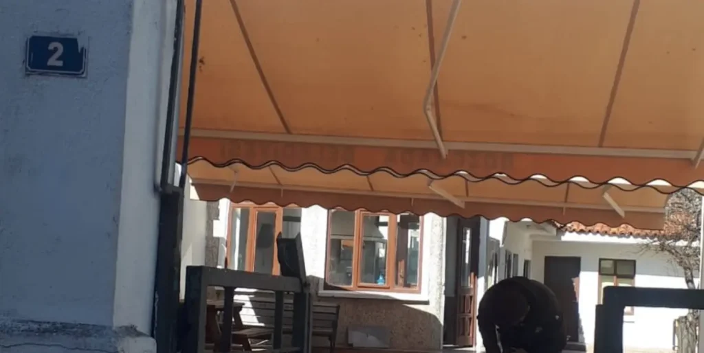 Bozcaada'nın tarihi simgelerinden Alaybey Camii'nin mimari dokusuna uygun olarak tasarlanan yeni koruyucu tente alanı.