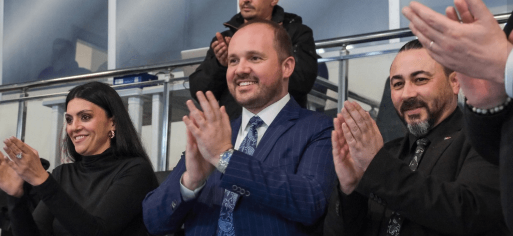 Belediye Başkan Vekili Burak Süzülmüş’ün tribünde maçı dikkatle takip ederken çekilmiş bir fotoğrafı.