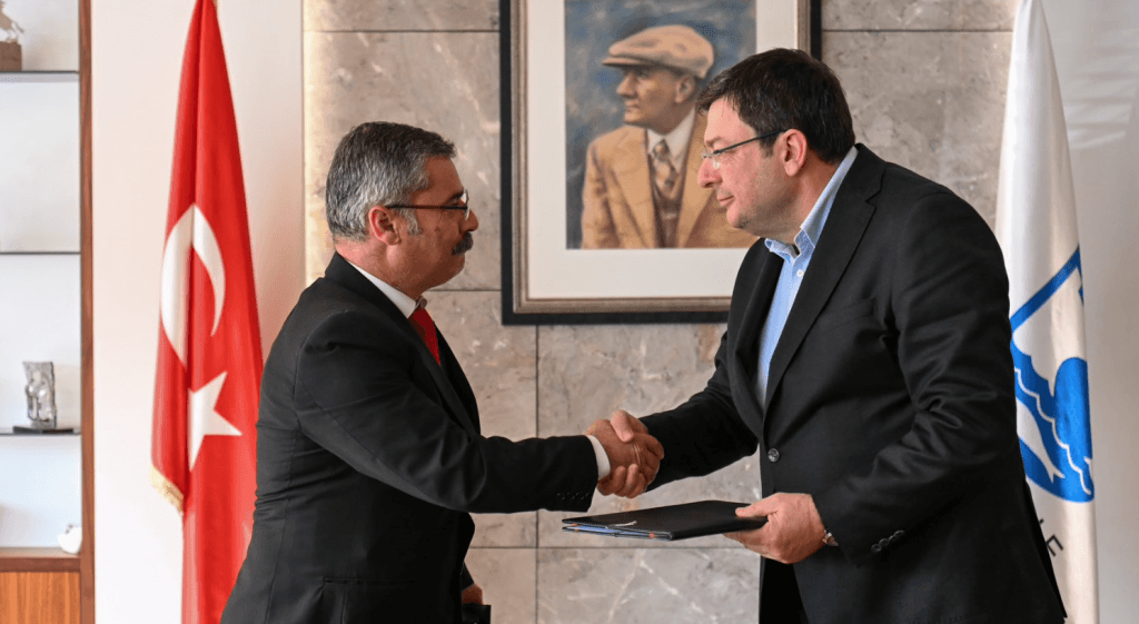 Çanakkale Belediye Başkanı Muharrem Erkek ve sendika temsilcileri, çalışanların haklarını koruyan toplu iş sözleşmesine imza atarken.