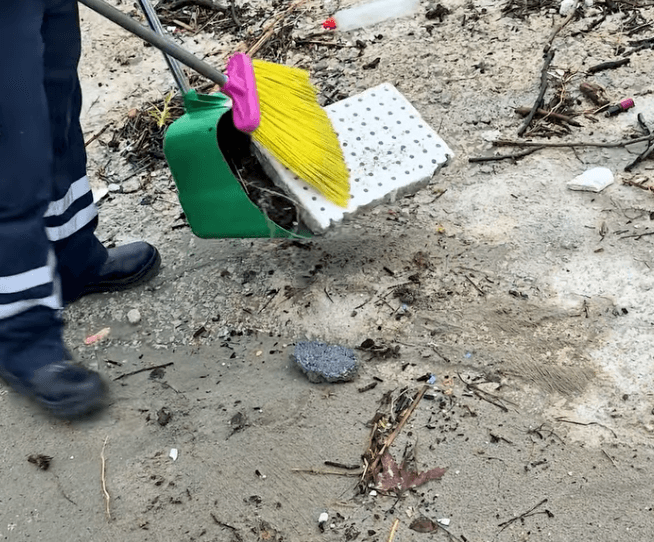 Çanakkale Belediyesi ekipleri, denizden kıyılara vuran atıkları temizledi. Çevreye duyarlılık ve temiz bir kent vizyonuyla yürütülen çalışmaların detayları Trakyalife'ta.