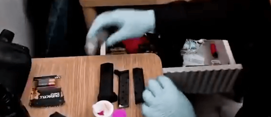 Operasyonda ruhsatsız tabancalar, fişekler, şarjörler ve av tüfeği kartuşları ele geçirildi.