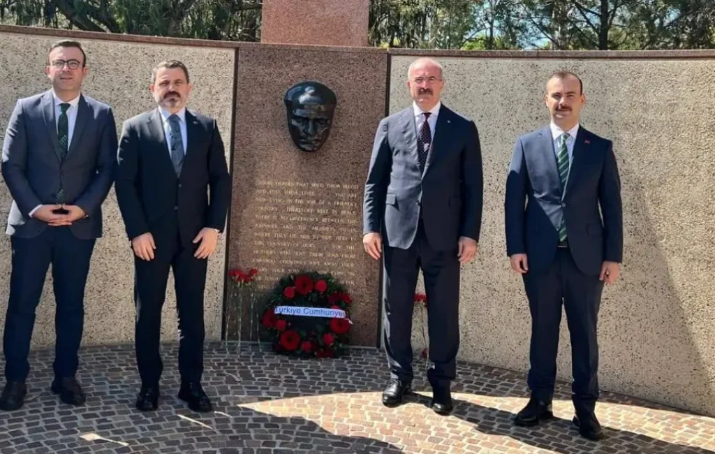 Çanakkale heyeti, Avustralya'daki Atatürk Anıtı önünde saygı duruşunda bulunuyor.