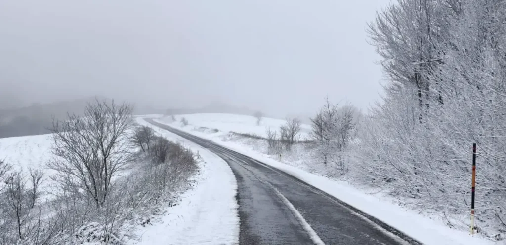 Lapseki Dumanlı köyü dağlarında etkili olan kar yağışı sonrası oluşan beyaz manzara.