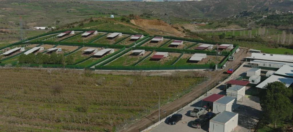 Çanakkale Valiliği koordinasyonunda kurulan, geniş arazi üzerine kurulu modern sahipsiz hayvan rehabilitasyon ve bakım merkezinin havadan çekilmiş genel perspektifi.