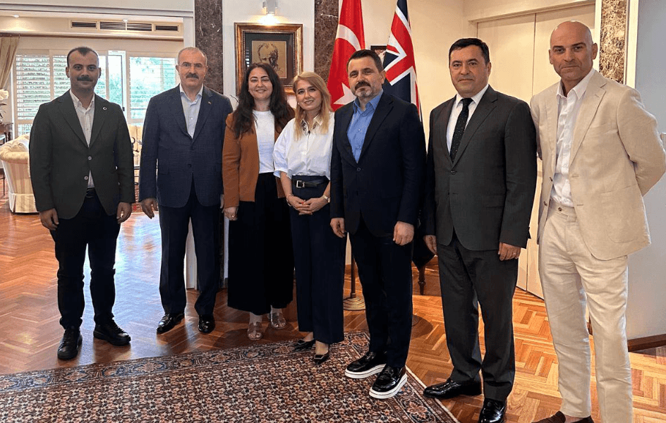Çanakkale heyetinin MÜSİAD Sidney Şubesi Başkanı Hakan Evecek ile bir araya gelerek ticari ve ekonomik istişarelerde bulunduğu anlar.