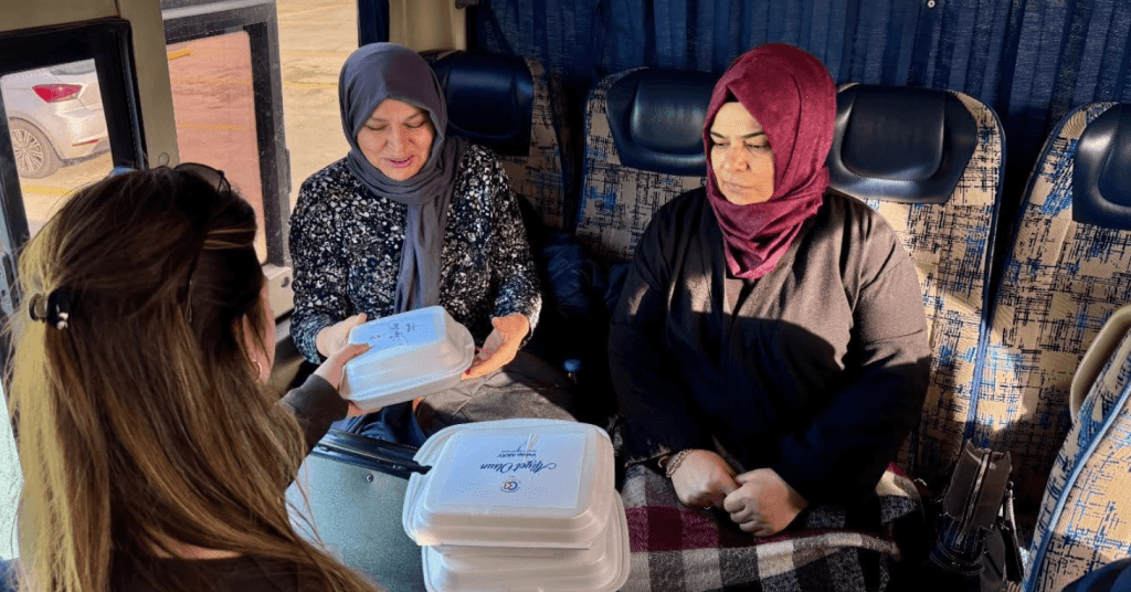 Çerkezköy Belediyesi'nin profesyonel rehberleri eşliğinde tarihi eserlerin önemini dinleyen gezi katılımcıları.