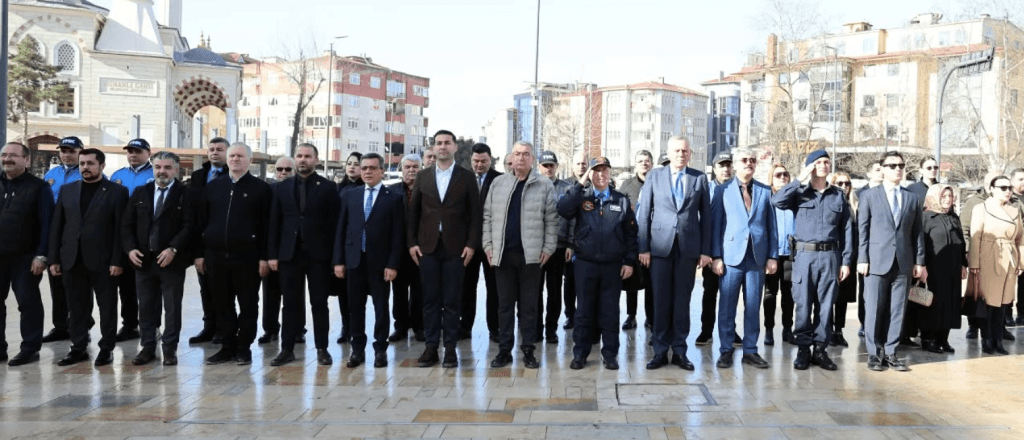 Türk Hava Kurumu temsilcilerinin Atatürk Anıtı'na çelenk sunduğu resmi tören anı.