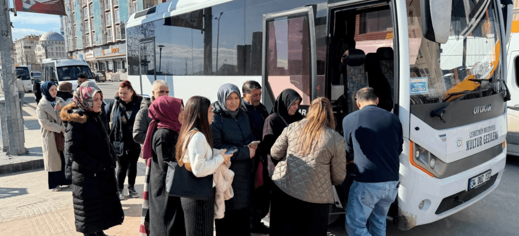 Çerkezköy'den hareket eden modern kültür otobüsleri ve geziye büyük bir heyecanla başlayan ilçe sakinleri.