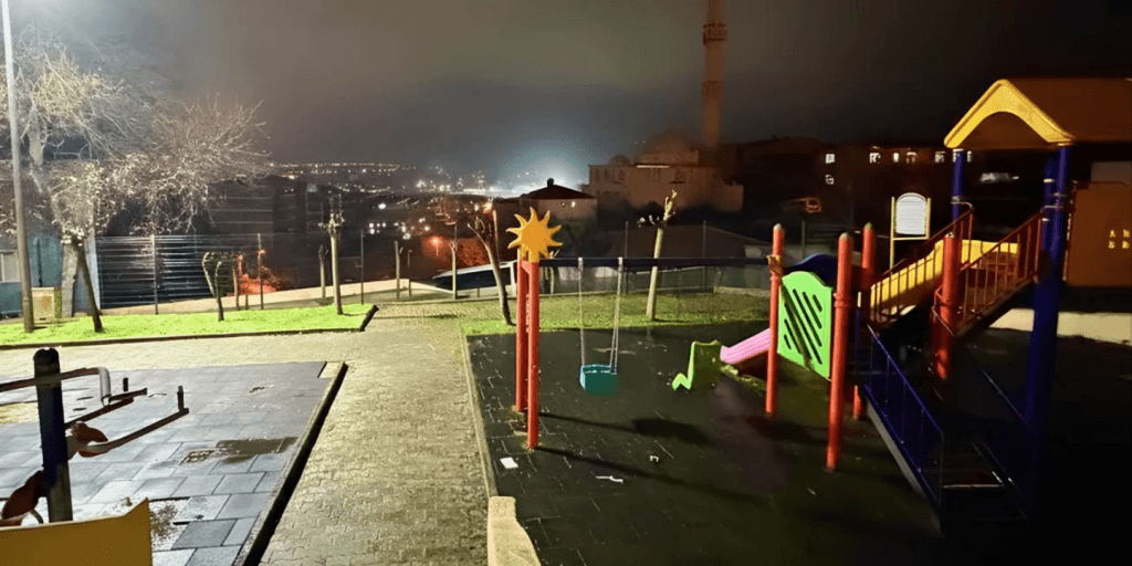 Çerkezköy Belediyesi'nin "Siz daha fazla anı biriktirin diye" sloganıyla yenilediği parkta vakit geçiren mahalle sakinleri.