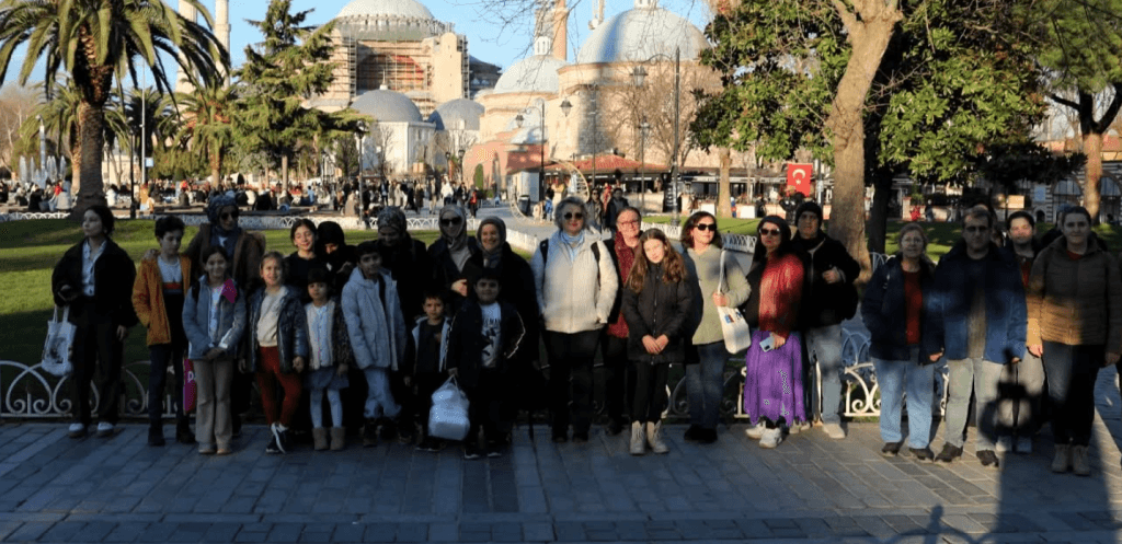 İstanbul Sultanahmet Meydanı'nda tarihi mekanları ziyaret eden Çerkezköylü hemşehrilerimizin manevi atmosferdeki yürüyüşü.