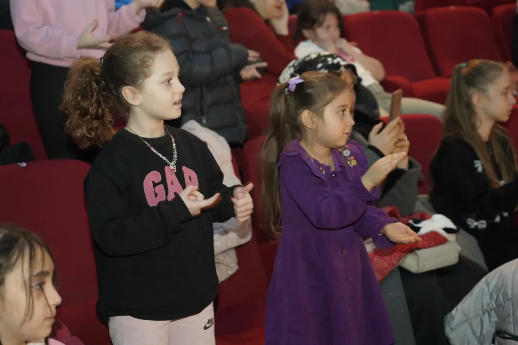 Çorlu Belediyesi Yarıyıl Şenliği kapsamında iki farklı çocuk oyununu sahneledi. Ünal Baysan ve Memduh Şevket Esendal sahnelerinde çocuklar sanata doydu. Detaylar ve fotoğraflar için tıklayın.