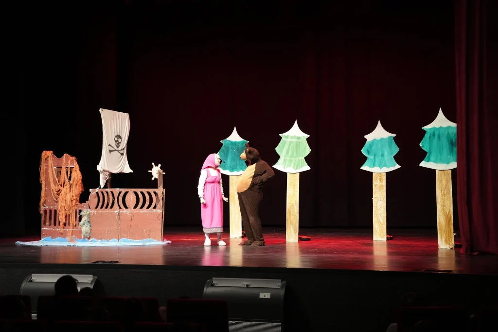 Çorlu Belediyesi Yarıyıl Şenliği kapsamında iki farklı çocuk oyununu sahneledi. Ünal Baysan ve Memduh Şevket Esendal sahnelerinde çocuklar sanata doydu. Detaylar ve fotoğraflar için tıklayın.