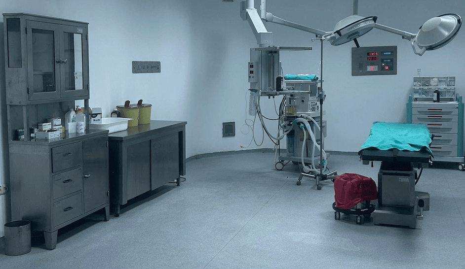 Yüksek teknolojili anestezi cihazları ve cerrahi aydınlatma sistemlerine sahip, modern tıp standartlarında tasarlanmış hastane ameliyathanesi.