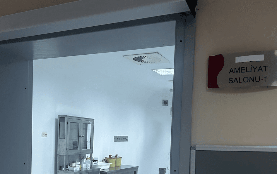 Hasta güvenliği ve cerrahi verimlilik için optimize edilmiş, ferah ve hijyenik koşullara sahip Çorlu Devlet Hastanesi operasyon salonu.