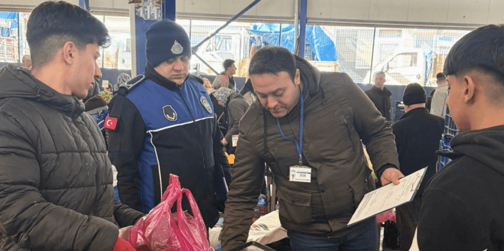 Vatandaşların aldıkları ürünleri tartabilmesi için Çorlu Belediyesi tarafından pazar girişlerine kurulan ücretsiz terazi kontrol noktası.