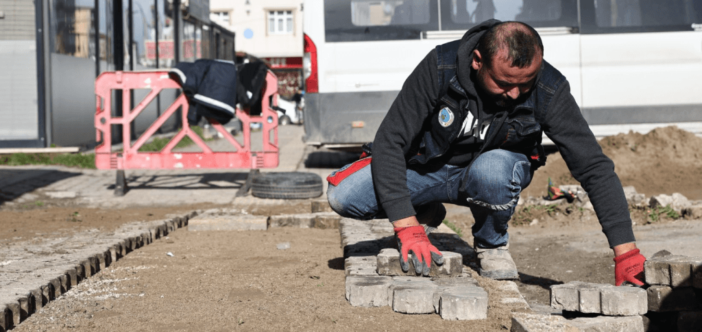 Cumhuriyet Mahallesi Zengin Caddesi’nde elektrik hatlarının yer altına alınmasının ardından yapılan kaldırım yenileme ve kilit taşı döşeme çalışması.