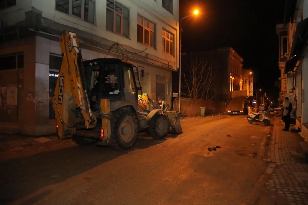 Edirne Belediyesi Fen İşleri ekipleri Maarif Caddesi'nde zemin iyileştirme seferberliği başlattı. Teknik düzenlemelerle caddenin konforu ve dayanıklılığı artırılıyor.