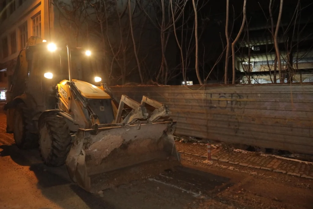 Edirne Belediyesi Fen İşleri ekipleri Maarif Caddesi'nde zemin iyileştirme seferberliği başlattı. Teknik düzenlemelerle caddenin konforu ve dayanıklılığı artırılıyor.