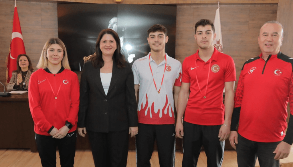 Başarılı sporcuların Edirne Belediye Meclisi üyeleriyle birlikte çekildiği hatıra fotoğrafı ve gurur tablosu.