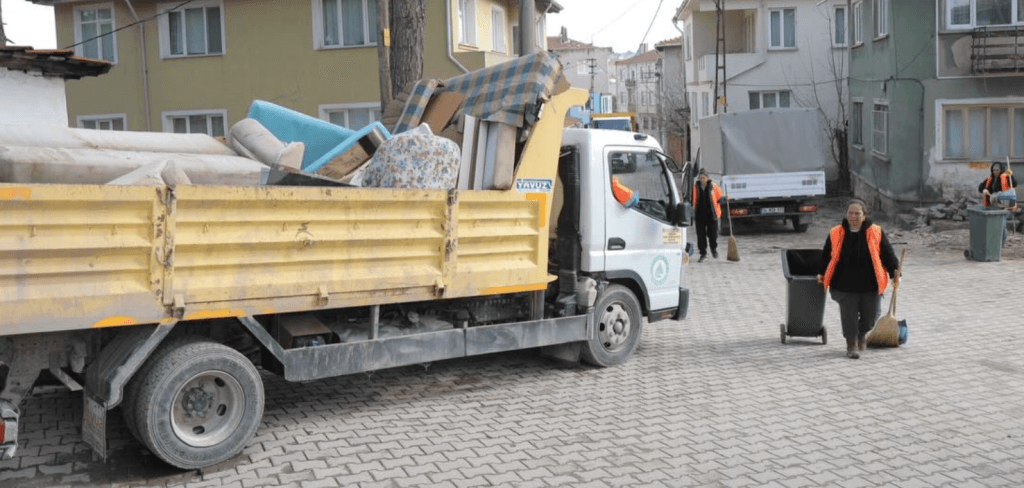 Çevre sağlığını korumak adına kent genelindeki çöp konteynerleri modern ekipmanlarla periyodik olarak dezenfekte ediliyor ve temizleniyor.