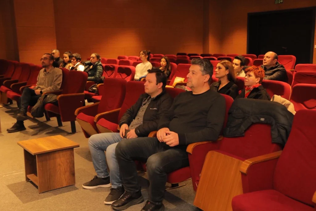 Edirne Belediyesi'nin düzenlediği konferansta Doç. Dr. Ferdi Ertekin, Edirne'nin 1878-1919 arasındaki tarihi dönüşümünü ve kırılma noktalarını tüm detaylarıyla anlattı.