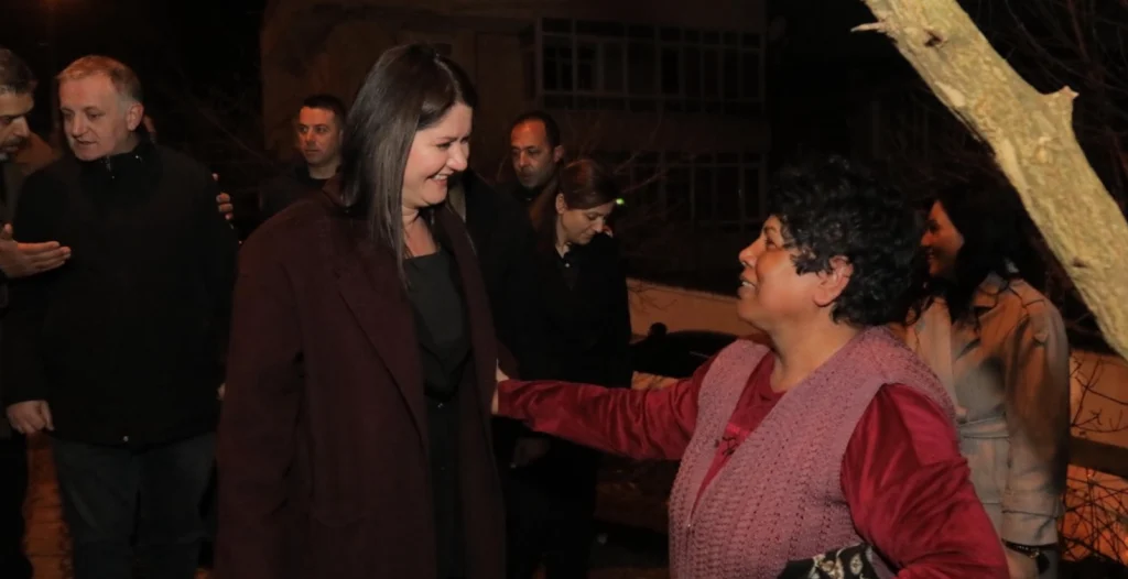 Edirne'nin geleceğini şekillendiren mahalle ziyaretlerinde gençlerin ve çocukların talepleri de Başkan Gencan Akın tarafından dikkatle dinleniyor.