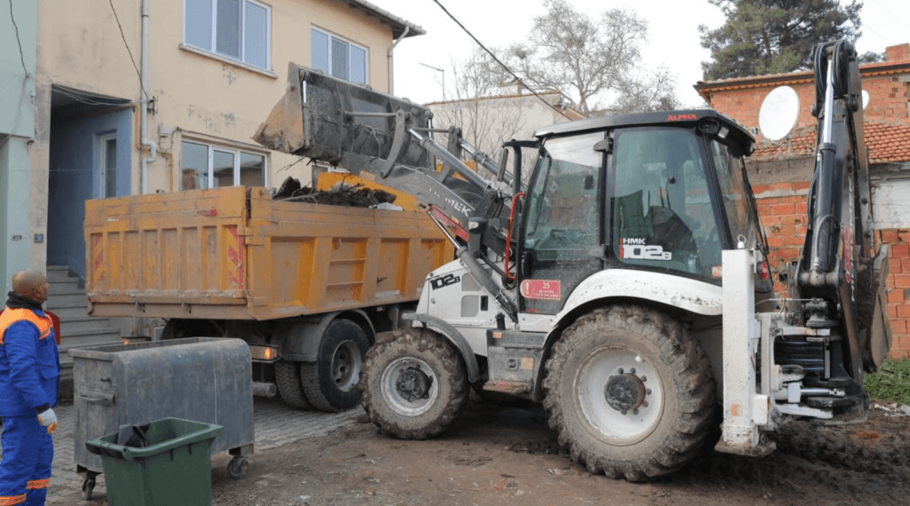 Edirne Belediyesi Temizlik İşleri Müdürlüğü ekipleri, kentin tüm mahallelerinde kapsamlı mıntıka temizliği ve çevre düzenlemesi gerçekleştiriyor.