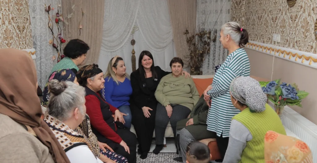 Edirne Belediyesi mahalle ziyaretleri sırasında vatandaşların dile getirdiği çözüm önerileri ve ihtiyaçlar yerinde not ediliyor.