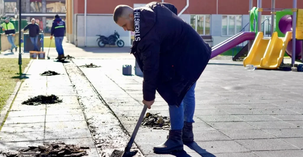 Edirne Belediyesi Park ve Bahçeler Müdürlüğü ekipleri park alanında onarım ve bakım yapıyor.