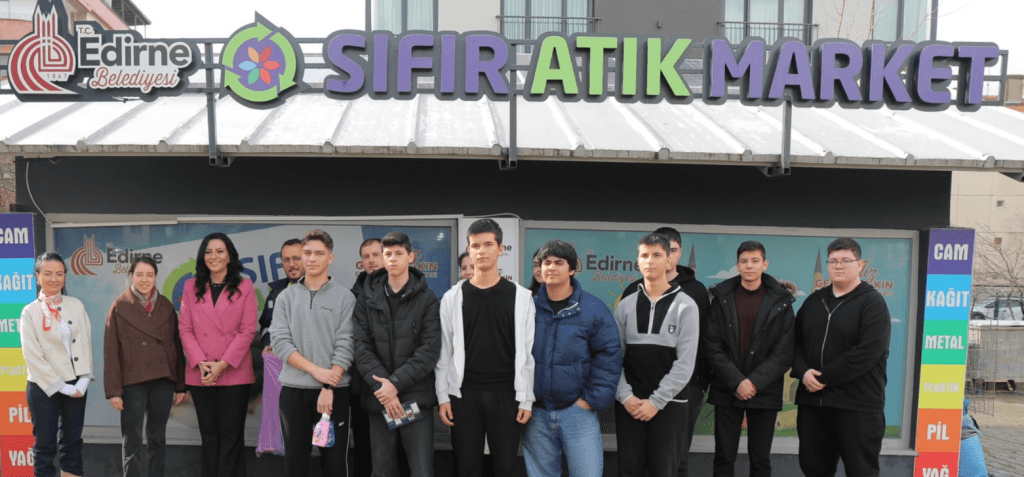 Akmercan Anadolu İmam Hatip Lisesi öğrencileri Edirne Belediyesi Sıfır Atık Marketi’nde topladıkları atık pilleri teslim ediyor.