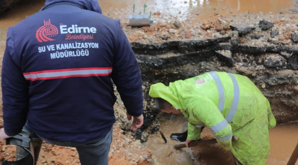 Edirne Belediyesi Su ve Kanalizasyon Müdürlüğü ekiplerinin Kıyık Caddesi'ndeki yoğun balçık ve su altında yürüttüğü titiz altyapı onarım çalışması.