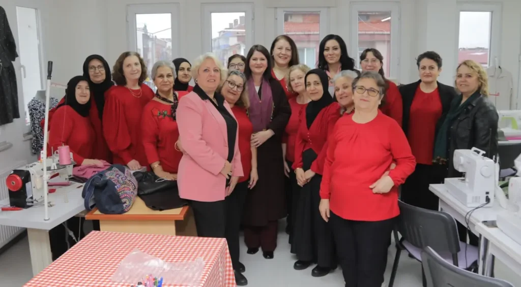 Özgecan Kadın Merkezi'nde profesyonel manken kafalar üzerinde kuaförlük eğitimi alan kadınlar.