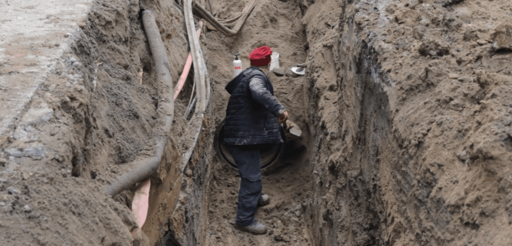 Edirne Kıyık Caddesi üzerinde yürütülen altyapı yenileme çalışmaları kapsamında iş makinelerinin kanal kazısı ve boru döşeme faaliyeti.