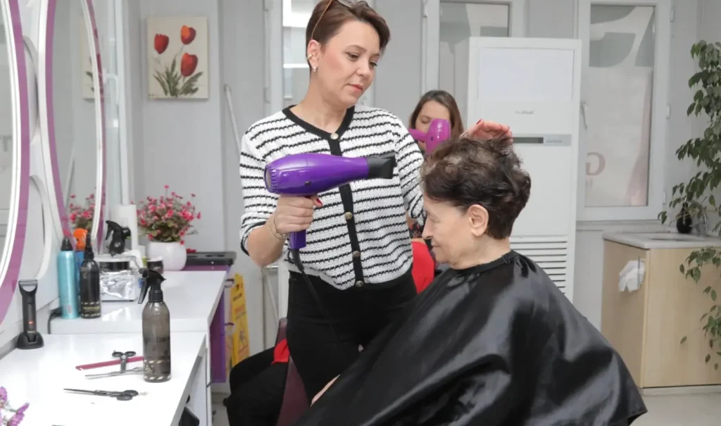 Edirne Belediyesi bünyesinde faaliyet gösteren Özgecan Kadın Merkezi giriş tabelası ve ön bahçe.