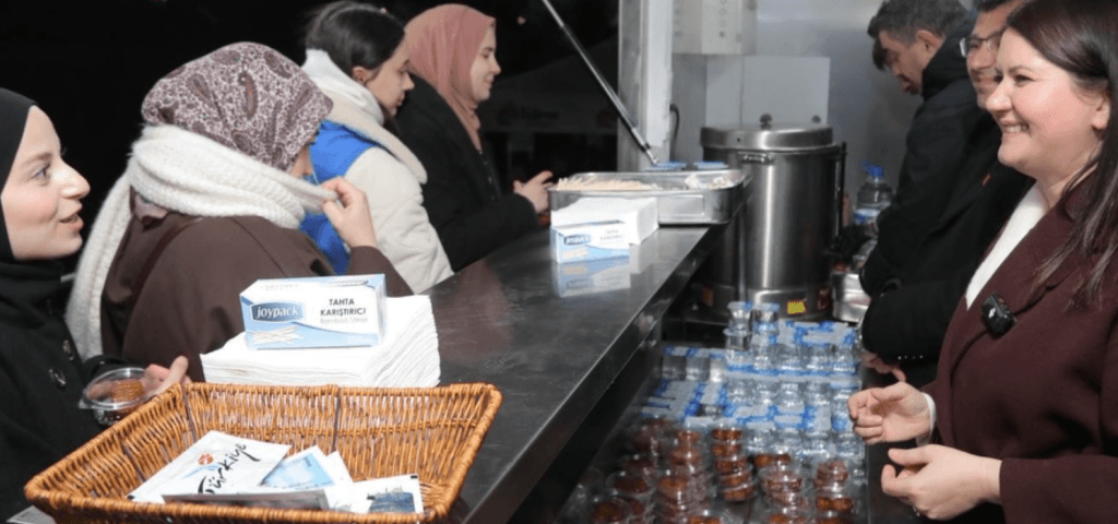 Selimiye Camii'nin açılış teravihinden sonra Edirne Belediyesi tarafından vatandaşlara dağıtılan lokum ve tulumba tatlısı ikramı.