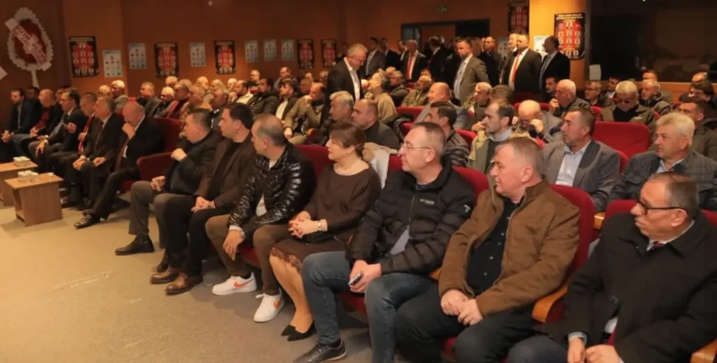 Edirne Umum Servis Araçları İşletmecileri Esnaf Odası üyeleri toplantı salonunda.