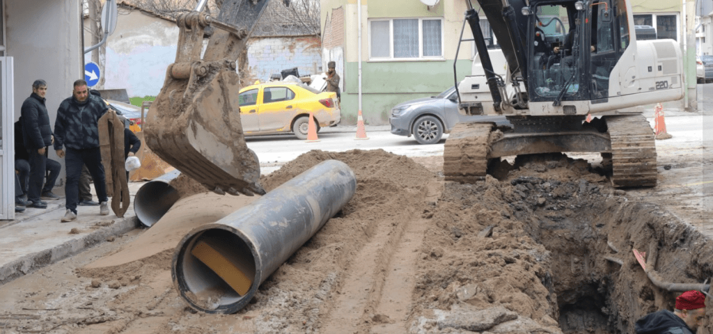 Kıyık Caddesi'nin su altyapısını güçlendirmek amacıyla kullanılan, uzun ömürlü ve sağlık standartlarına uygun yeni nesil içme suyu borularının detay görünümü.