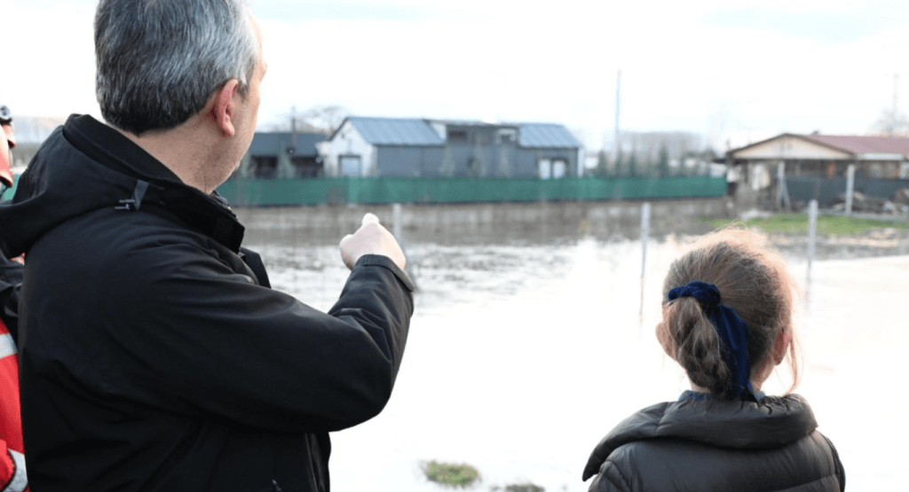 Edirne'de taşkın riskine karşı Bosna Köy bölgesinde teyakkuzda bekleyen iş makineleri ve ekipler.