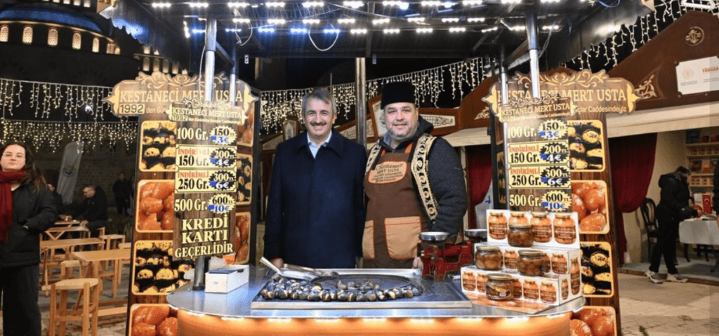 Ramazan Sokağı'nda Edirne'ye özgü el emeği ürünlerin ve geleneksel sanatların sergilendiği alışveriş stantları.