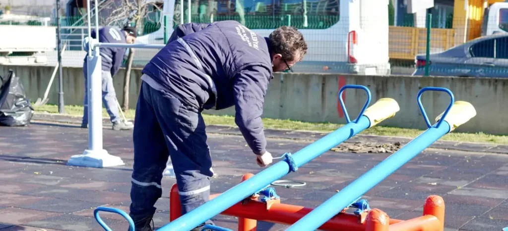 Engelsiz Yaşam Merkezi bahçesinde özel gereksinimli bireyler için modernize edilen güvenli oyun grubu.